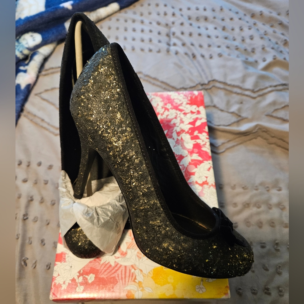 BRAND NEW IN BOX ** Chinese Laundry Black and Gold Heels